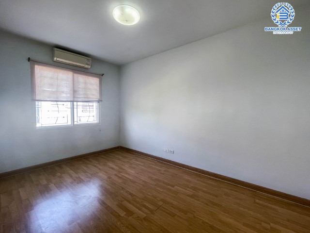 ทาวน์เฮ้าส์มือสองนนทบุรี ม.อารียา เดอะคัลเลอร์ ติวานนท์ เฟส3 เนื้อที่ 17.5 ตร.ว. ฟังก์ชัน 3 ห้องนอน 2 ห้องน้ำ 1 ที่จอดรถ สภาพแวดล้อมในซอยดี บนทำเลติด ถ.ติวานนท์ ใกล้เมืองทองธานี และทางด่วน "ศรีสมาน" บ้านราคาถูกสุดในโครงการ...